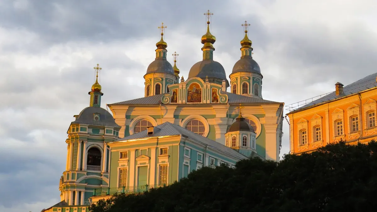 Утро воскресенья верующим полагается проводить в храме. Фото: unsplash.com