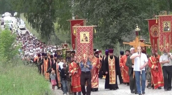 Традиционно огромное количество паломников собирают крестные ходы на святой источник в искитимском Ложке
