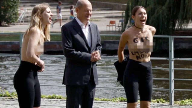 Две активистки «тыкали в глаза» голой грудью канцлеру Германии Олафу Шольцу, чтобы тот отказался от российского газа