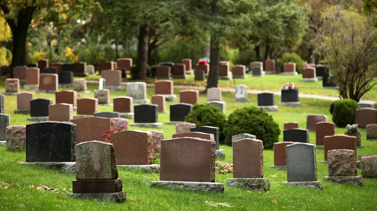 В США полиция выкопала не то тело на кладбище Коннектикута во время расследования нераскрытого дела за 1975 год 