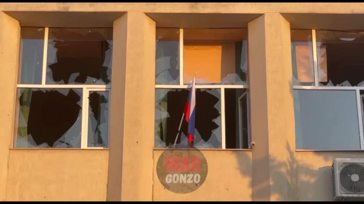 Власти Лимана вывесили триколор над зданием администрации. Фото: WarGonzo / Telegram