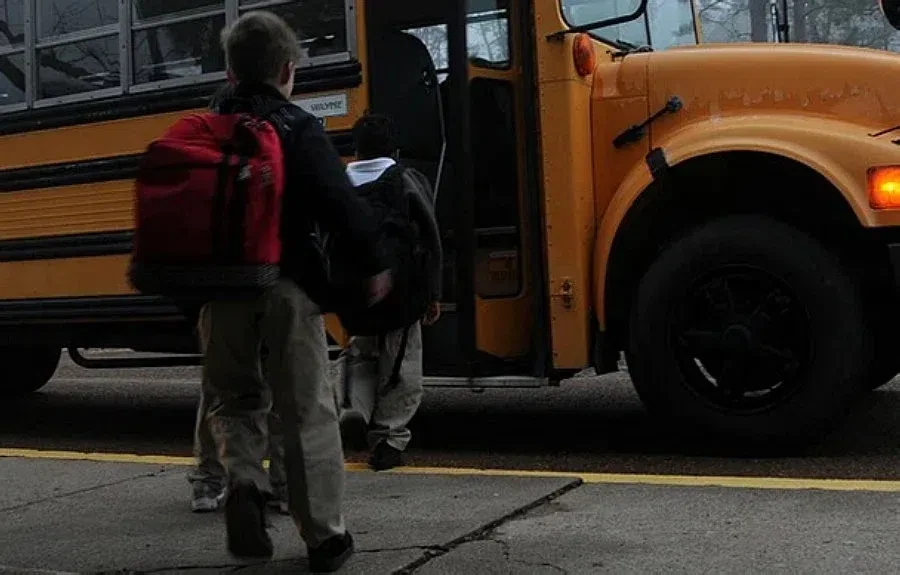 13-летний мальчик умер по дороге домой в школьном автобусе