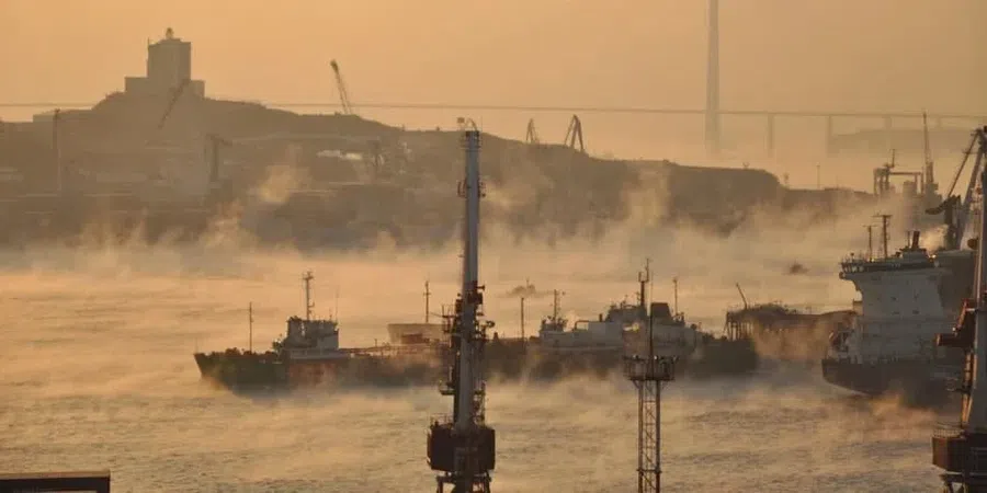 При взрыве газового баллона в порту Владивостока обгорели трое моряков промыслового судна