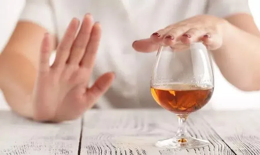 Советы экспертов о том, как отказаться от выпивки и провести январь трезво