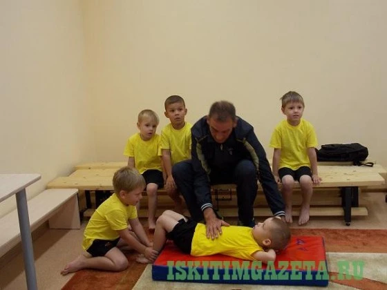 Детей учат заниматься спортом