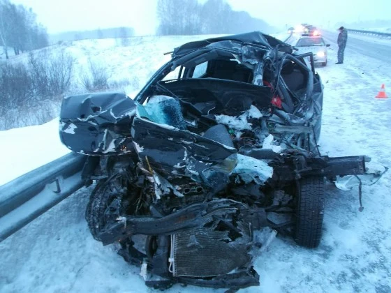 Водитель Hyundai не справился с управлением и вылетел на встречную полосу на трассе М52 9 декабря. Супружеская пара, находящаяся в автомобиле погибла от столкновения с КамАЗом
