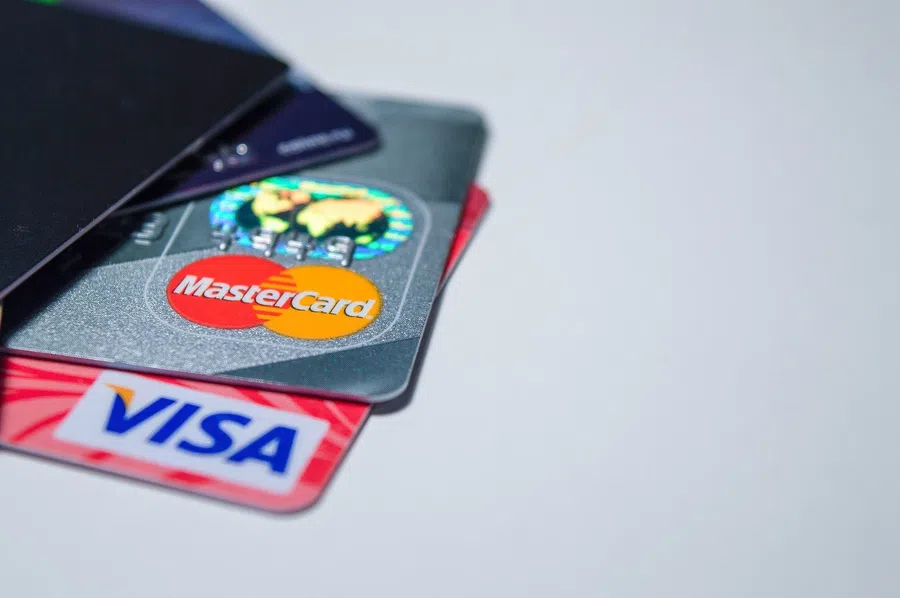 Сбербанк напомнил о сложностях при бесконтактной оплате картами Visa и Mastercard
