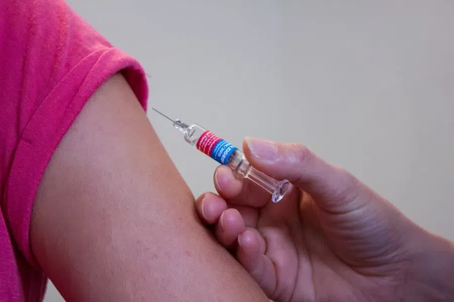 Прививку от коронавируса поставили 1 млн жителей Новосибирской области. Дефицита вакцины нет