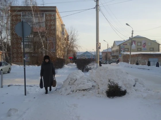 На пешеходных тротуарах полно снега в Искитиме. Жители не довольны качеством троп