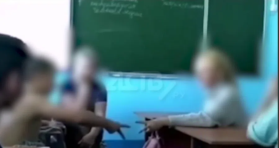 На Сахалине сельский учитель сыграла со школьниками в «Камень, ножницы, бумага» на раздевание прямо в классе