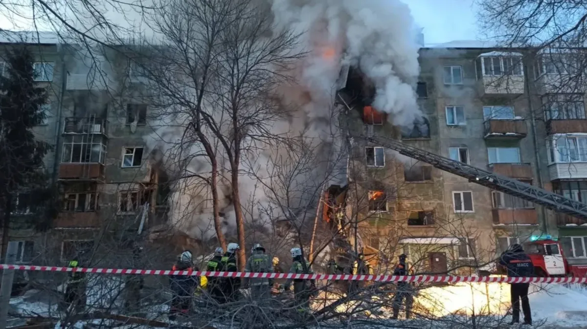 В Новосибирске в пятиэтажном доме обрушился подъезд из-за взрыва газа – погибли 2 человека. Фото и видео с места происшествия