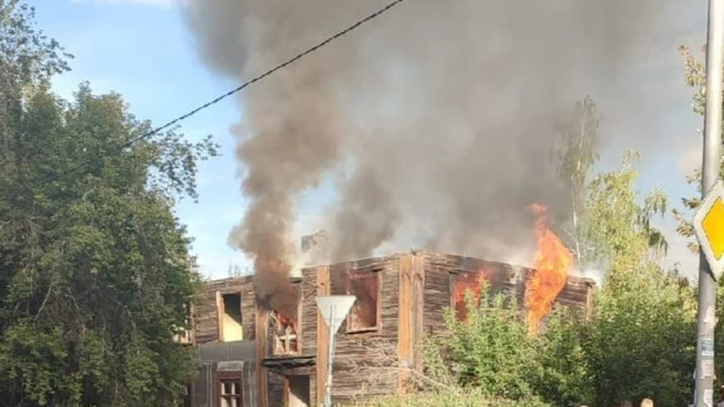 В Новосибирске загорелся барак на улице Никитина. Здание хотели снести три года назад