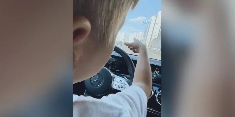 Экс-участник "Дома-2" Антон Гусев посадил за руль Mercedes 8-летнего сына и прокатился по Москве