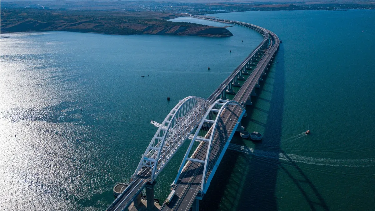 На Украине предложили демонтировать Крымский мост, а Севастополь переименовать в «Объект №6». Губернатор Развожаев отправил украинских политиков полечить голову 