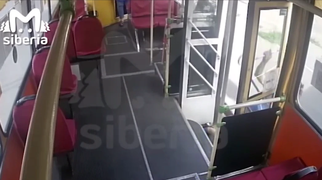 В Абакане пассажир троллейбуса брызнул водителю в глаза перцовым баллончиком и разбил стекла  — месть из-за ссоры с кондуктором