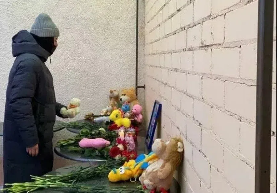В Костроме люди несут цветы и игрушки к общежитию, где любовники-педофилы изнасиловали и зарезали пятилетнюю девочку. Малышка ждала маму у кинотеатра