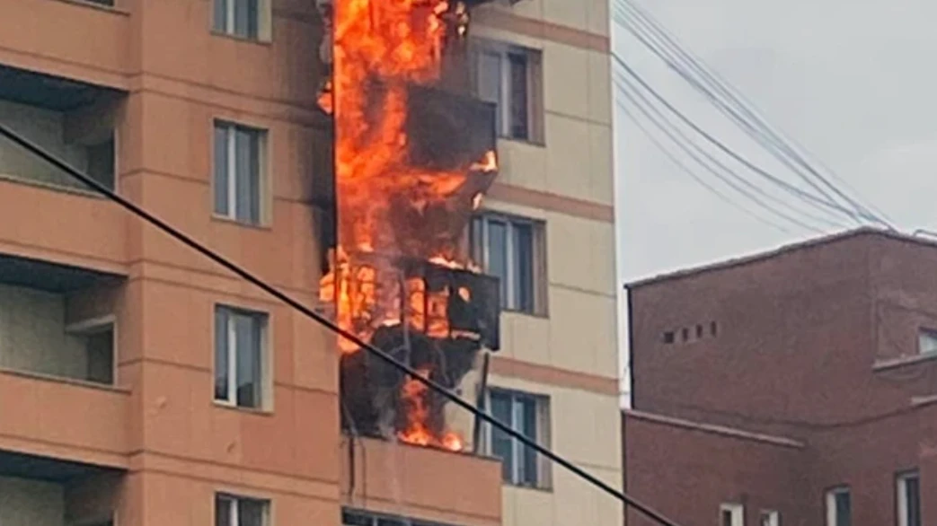 В центре Новосибирска разом сгорели шесть балконов элитной многоэтажки