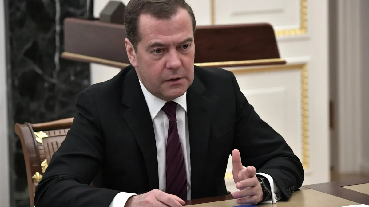 Медведев в Новосибирске назвал число новых контрактников – свыше 450 тысяч