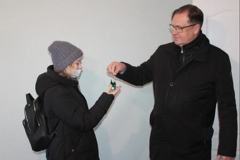 В Искитиме мэр Сергей Завражин вручил ключи от квартир 12 детям-сиротам