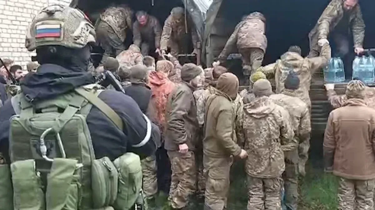 «Надеюсь, больше к нам не попадете» 130 украинских военнопленных вернулись домой в Пасху – среди них пограничники, нацгвардейцы, моряки