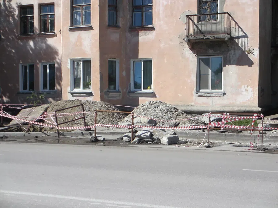 В яме на улице Советской ремонтные работы не ведутся. Горячей воды тоже нет