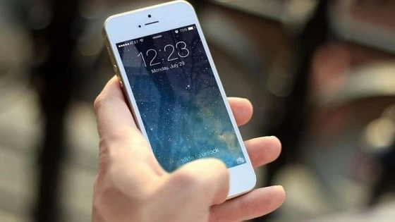Грабитель выхватил телефон и убежал