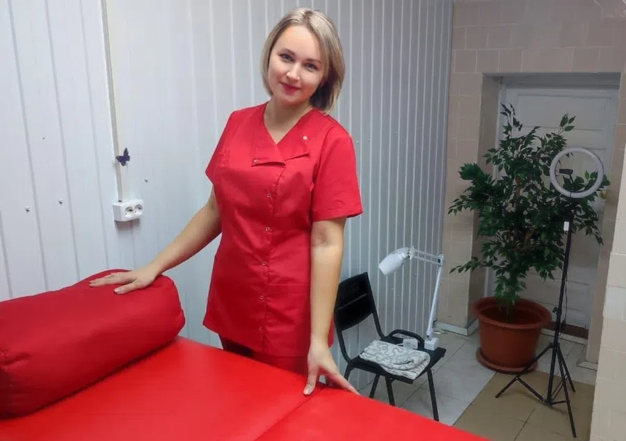 В селе под Искитимом 32-летняя Ольга Максакова открыла салон красоты, в котором клиентки на шугаринге засыпают от удовольствия и разговаривают часами