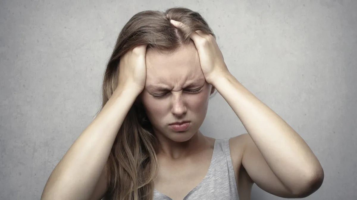 Почему болит кожа головы при прикосновении: о чем сигнализирует боль, причины, как лечить