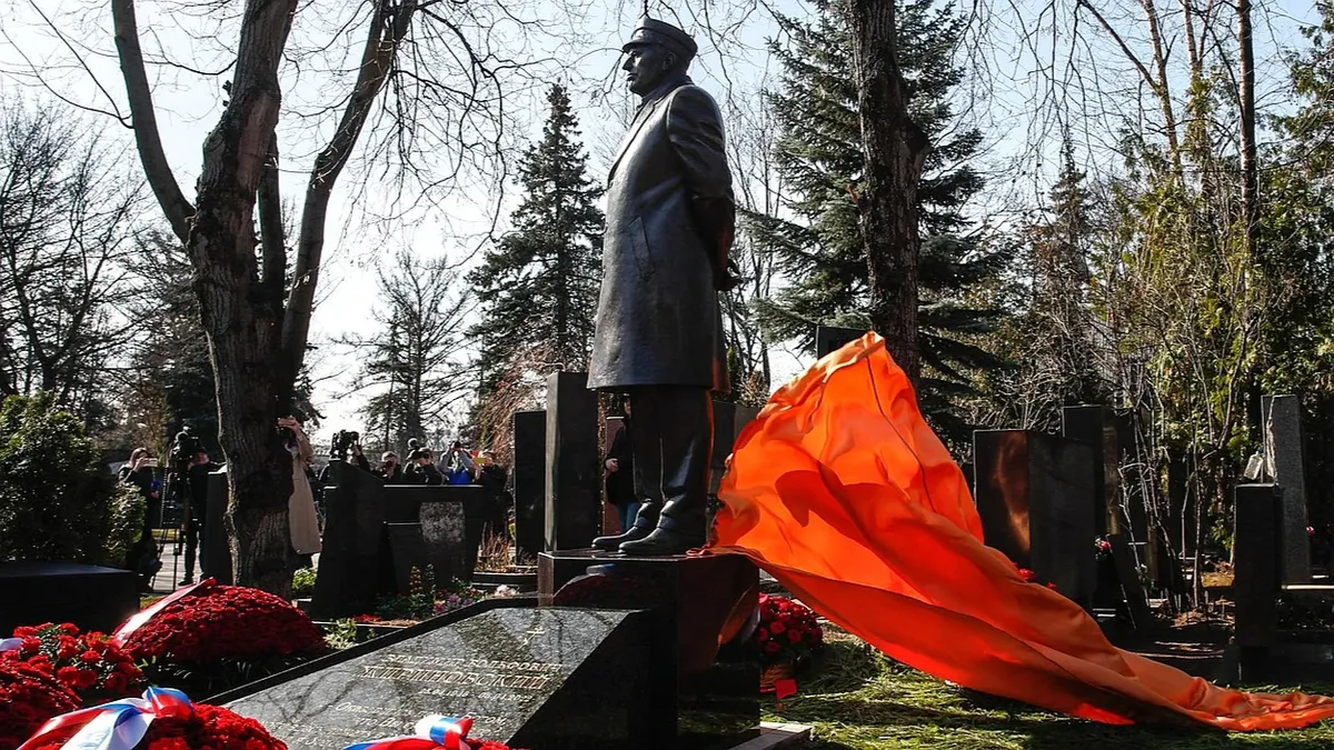 Как выглядит памятник Владимиру Жириновскому, который открыли в годовщину смерти лидера ЛДПР на Новодевичьем кладбище в Москве