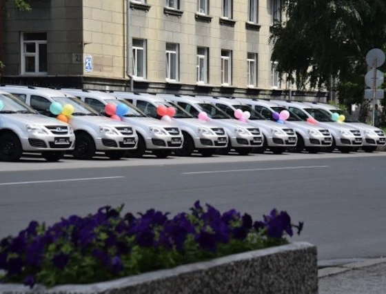 Автомобили вручили многодетным семьям