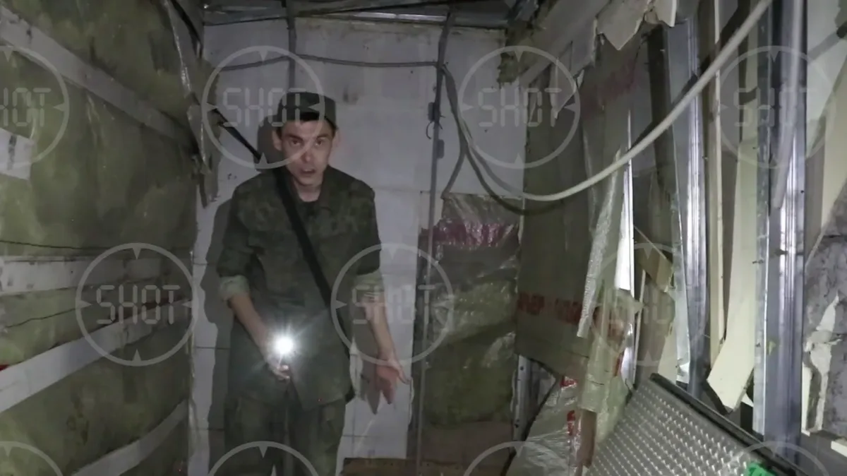 Экс-узник секретной тюрьмы «Азова»* показал пыточную камеру в Мариуполе и рассказал, как с трупов снимали одежду - живых людей морозили в холодильнике 