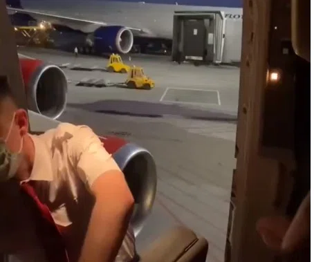 Следователи заинтересовались пассажиром, которой открыл дверь в самолете на рейсе Москва-Анталья из-за адской жары