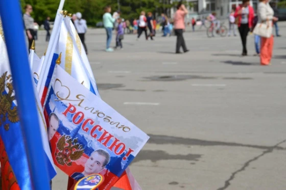 Флажки с портретами первых лиц государства — самый ходовой товар на общегородских торжествах по случаю Дня России