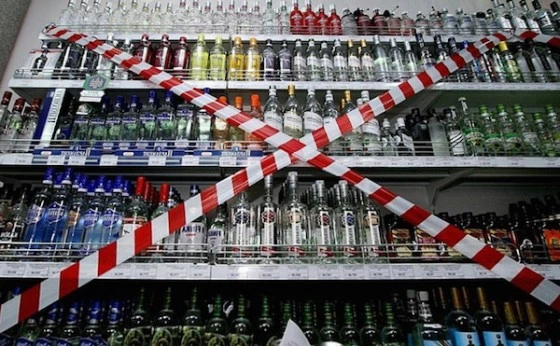 Запрет действует не только на алкоголь, но и на напитки в стеклянной таре 