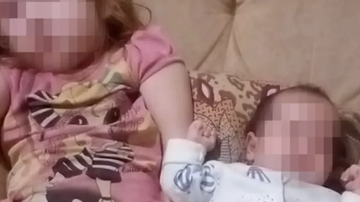 В Красноярске 3-летняя девочка подожгла кроватку с 8-месячной младшей сестрой