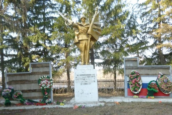 Так памятник выглядел после происшествия. К 9 мая его восстановили Так памятник выглядел после происшествия. К 9 мая его восстановили