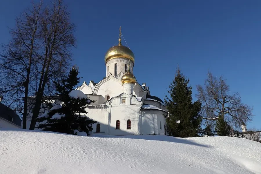 В монастыре святая София много молилась и работала.