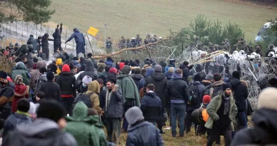 Новым оружием Путина назвали мигрантов на границе Польши и Белоруссии украинские власти