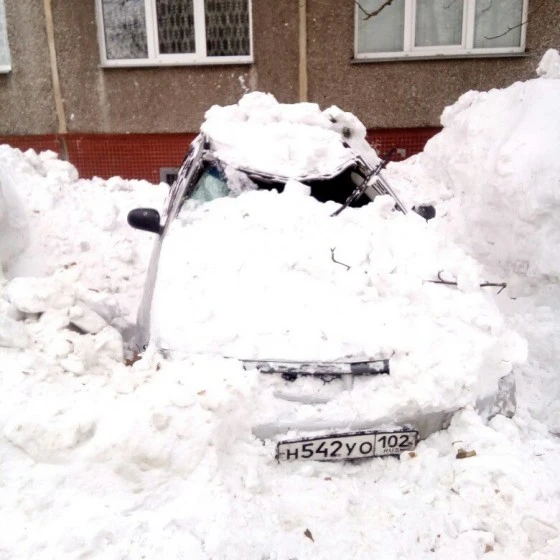 Глыба снега раздавила "Ниссан"