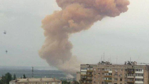 ВСУ взорвали запасы химикатов на заводе «Азот» в Северодонецке 31 мая. Горожане увидели столб цветного дыма