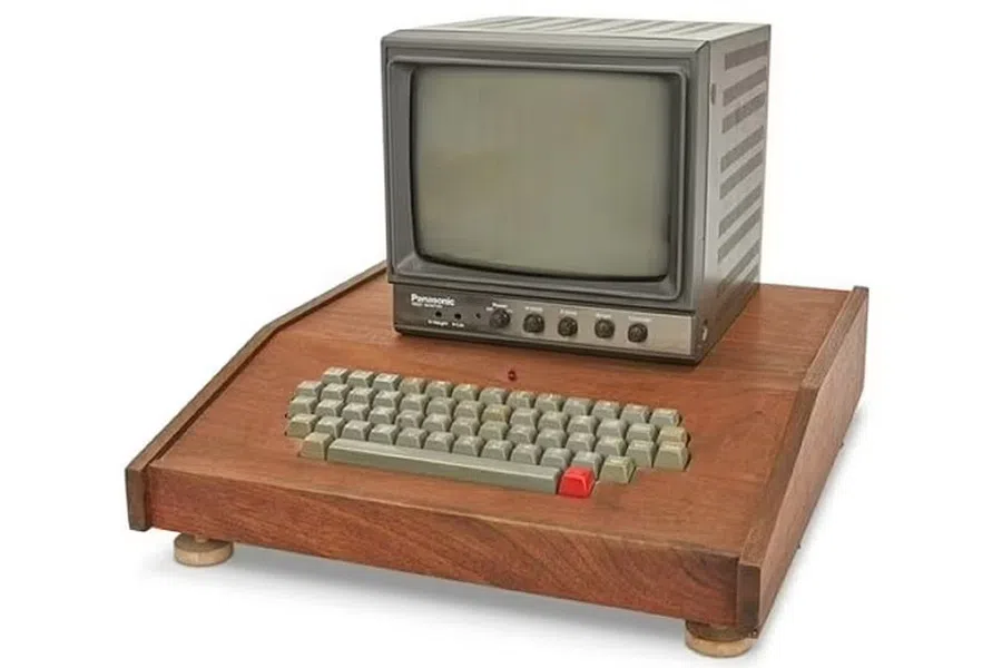 Деревянный компьютер Apple I 1976 года от Стива Джобса и Стива Возняка продан на аукционе. Сколько стоит раритет?