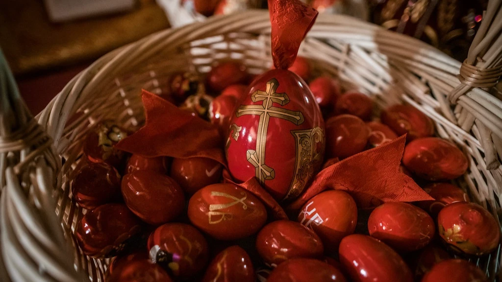 Крашеный яйца и пасхальный кулич - главные символы праздника. Фото: Flickr.com