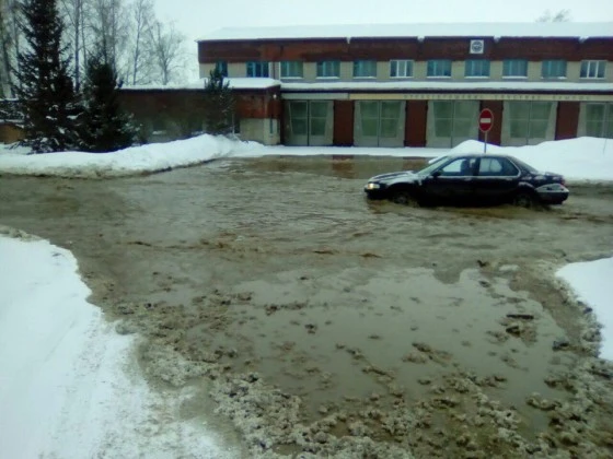 потоп В некоторых местах вода заливается машинам под капот