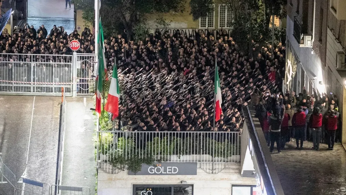 Около 150 человек совершают запрещенное фашистское приветствие в память об убийстве двух крайне правых боевиков в 1978 году в Риме, Италия, 7 января 2024 года.
Фото: Франческо Бенвенути/LaPresse/AP