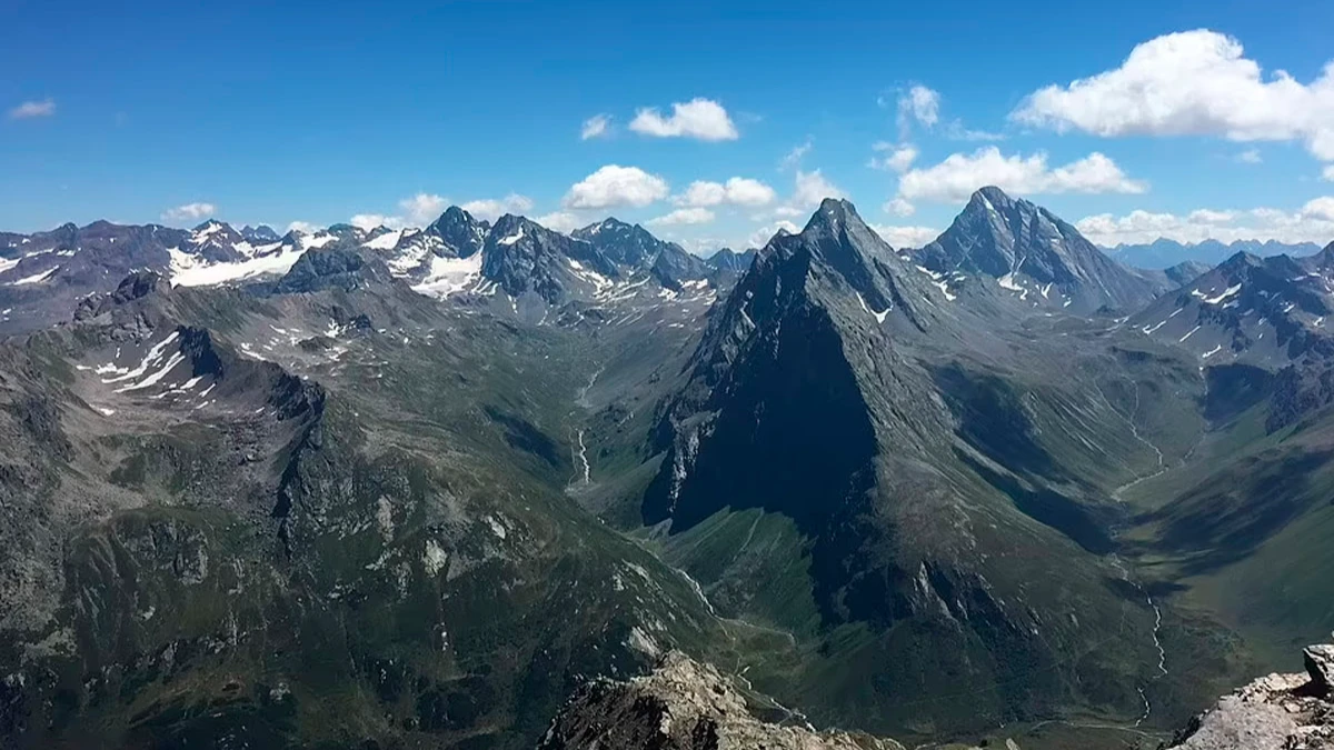 В Альпах интенсивно тают льды: спутниковые снимки показывают, как горный хребет Европы становится зеленее из-за глобального потепления