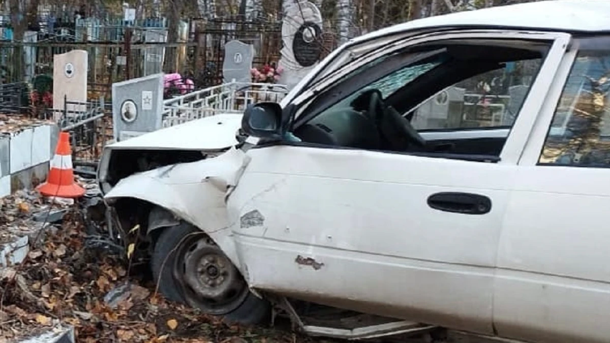 Смертельное ДТП в Новосибирске: водитель Toyota Corolla скончался на месте после столкновения с памятником на Заельцовском кладбище
