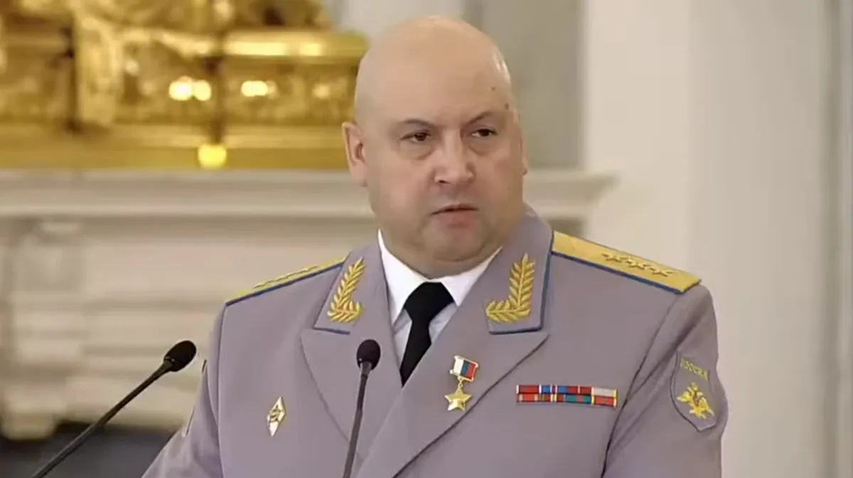 Генерала Суровикина заметили в московском ЦУМе во время прогулки с женой