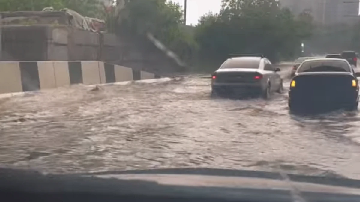 Новосибирск и Искитим накрыл дождь и град: автомобили уходят под воду, в ТРЦ «Галерея» — только на лодке