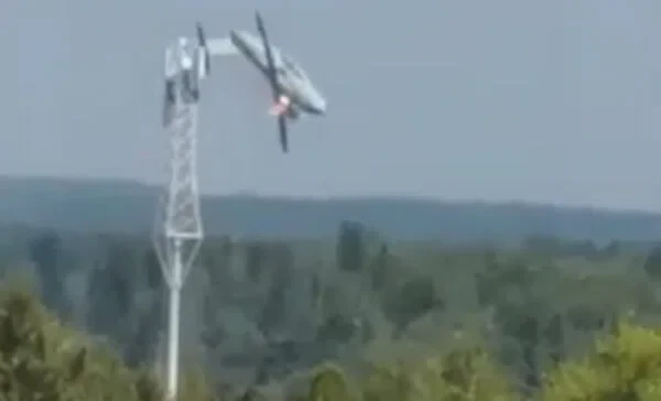 У самолета загорелся правый двигатель