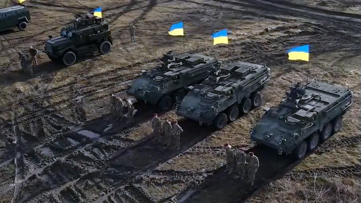 Десантно-штурмовые силы Украины стоят с боевыми машинами Stryker и Cougar, предоставленными США. Фото: Министр обороны Украины Алексей Резников/Twitter